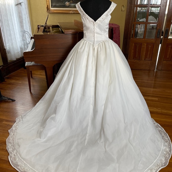 Wedding gown - Picture 6 of 12